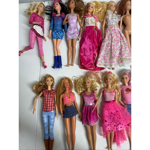 HUGE LOT of 21 BARBIE AND FRIENDS Dolls Mattel Clones See Description - Picture 2 of 9